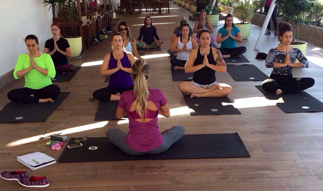 Aula de Yoga no deck do Shoppng La Plage, no Guarujá, com vista para a Praia das Pitangueiras. (Divulgação/Track&Field)