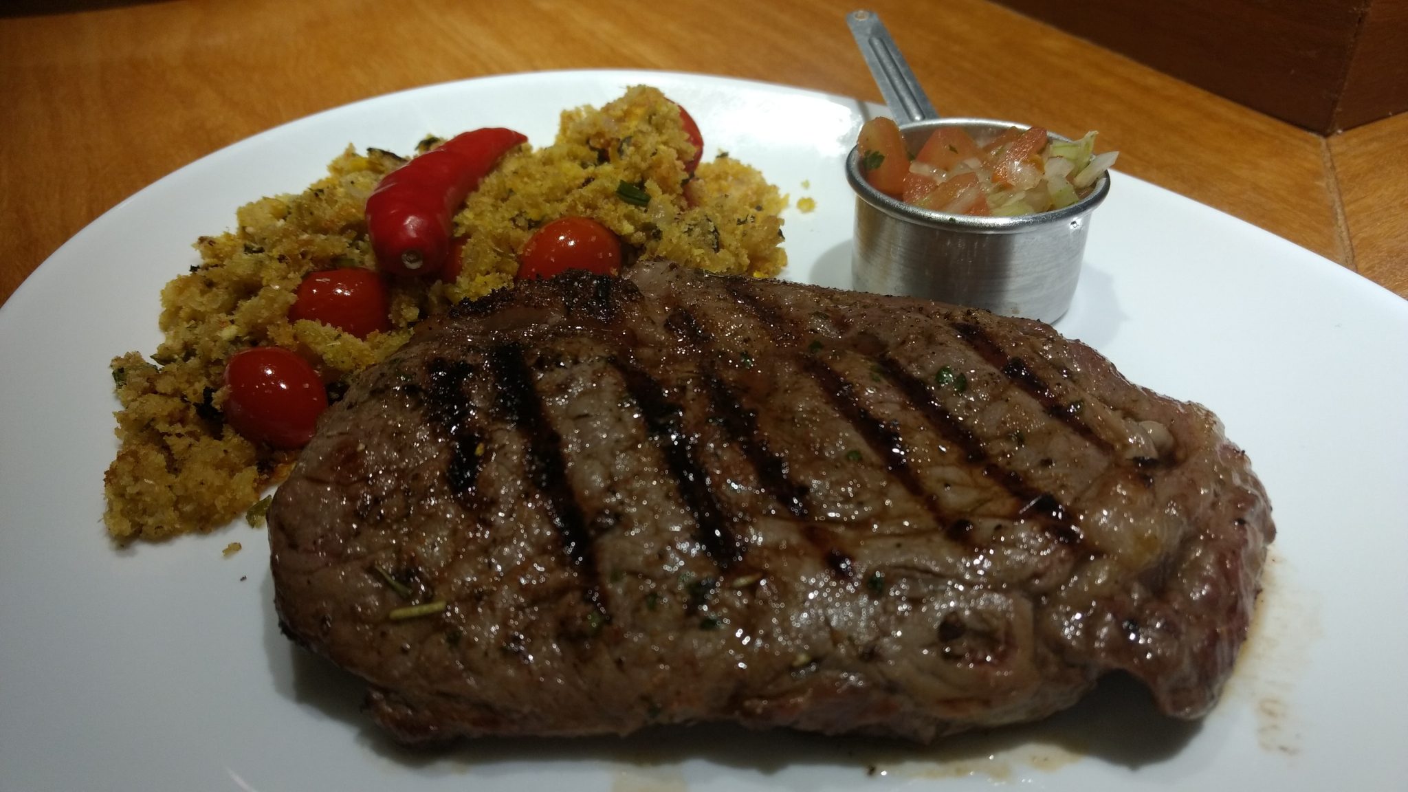 Prime Rib acompanhada de farofa e vinagrete, um dos pratos do The Five’s, na cidade do Guarujá (Divulgação/La Viagem)-min