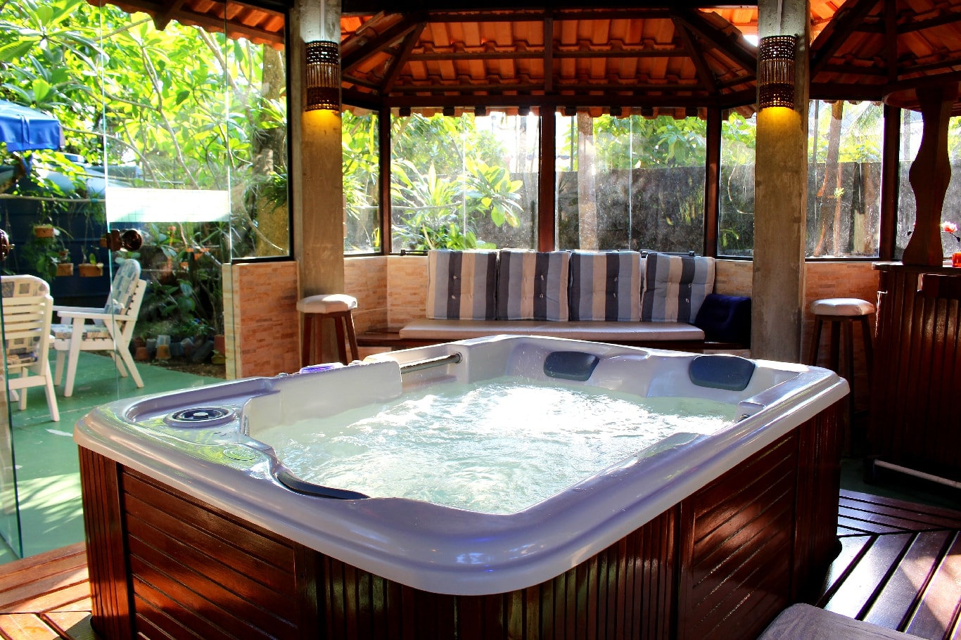 A Hidromassagem está inclusa no SPA da Pousada Canto do Mar para os hóspedes desfrutarem de horas relaxantes. (Foto: La Viagem)