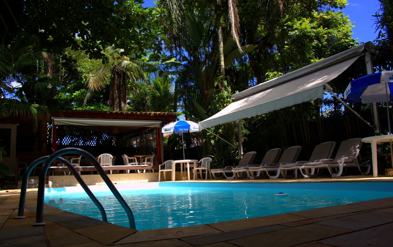 A piscina da Pousada Canto do Mar é imersa na variedade de plantas e árvores. (Foto: La Viagem)