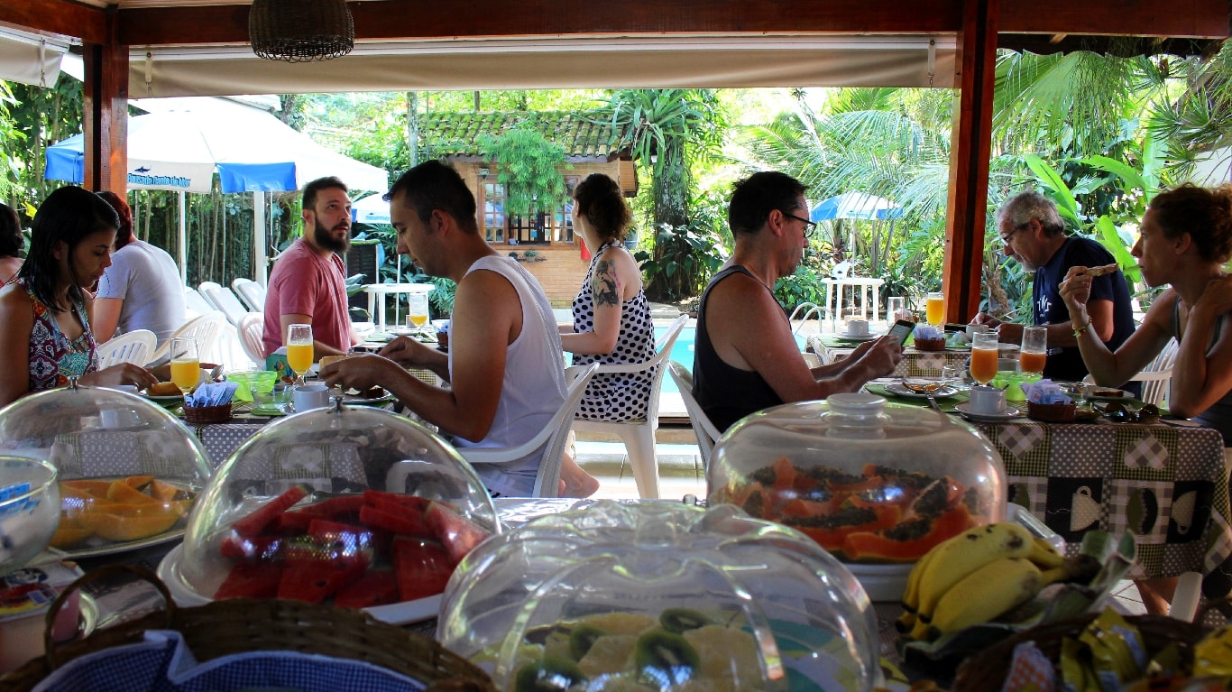 O delicioso café da manhã é realizado no deck da piscina da Pousada Canto do Mar. (Foto: La Viagem)