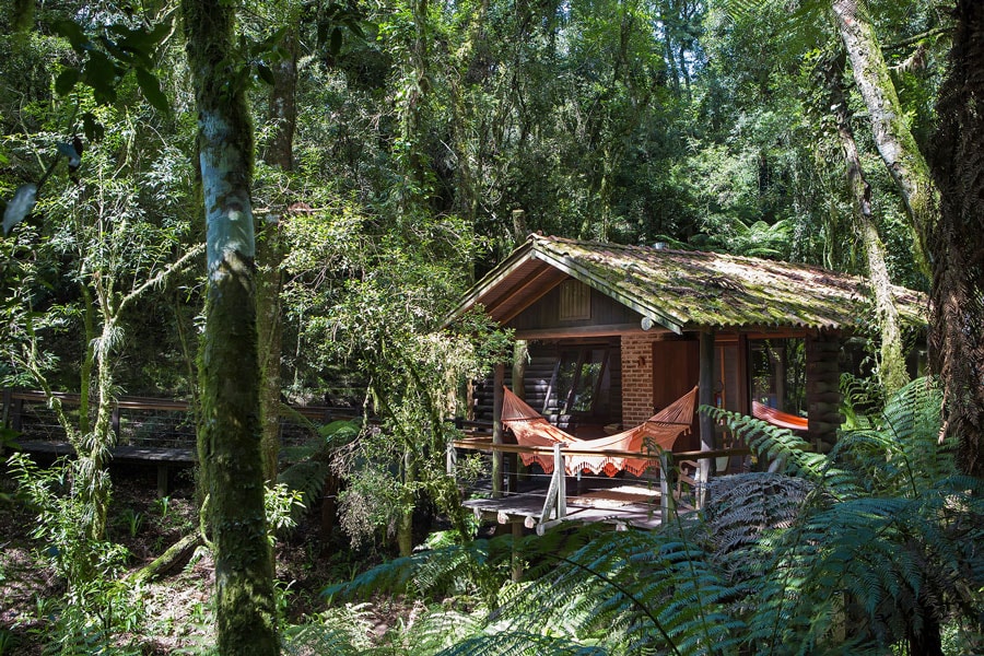 As construções são feitas com o máximo de cuidade para se integrarem diretamente com a natureza na Pousada do Engenho, em São Francisco de Paula. (Divulgação/Internet)
