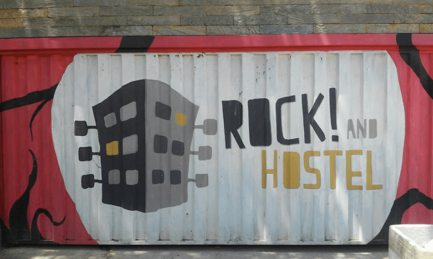 O Rock! and Hostel foi idealizado por três amigos que se conheceram viajando. Possui quartos coletivos e privativos e um boteco que vive cheio. (Divulgação / Nomades Digitais)