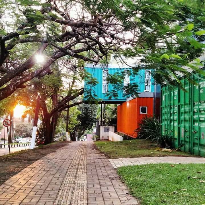 Localizado em contêineres, o Tetris Container Hostel já foi eleito o melhor do Brasil. (Divulgação / Nômades Digitais)