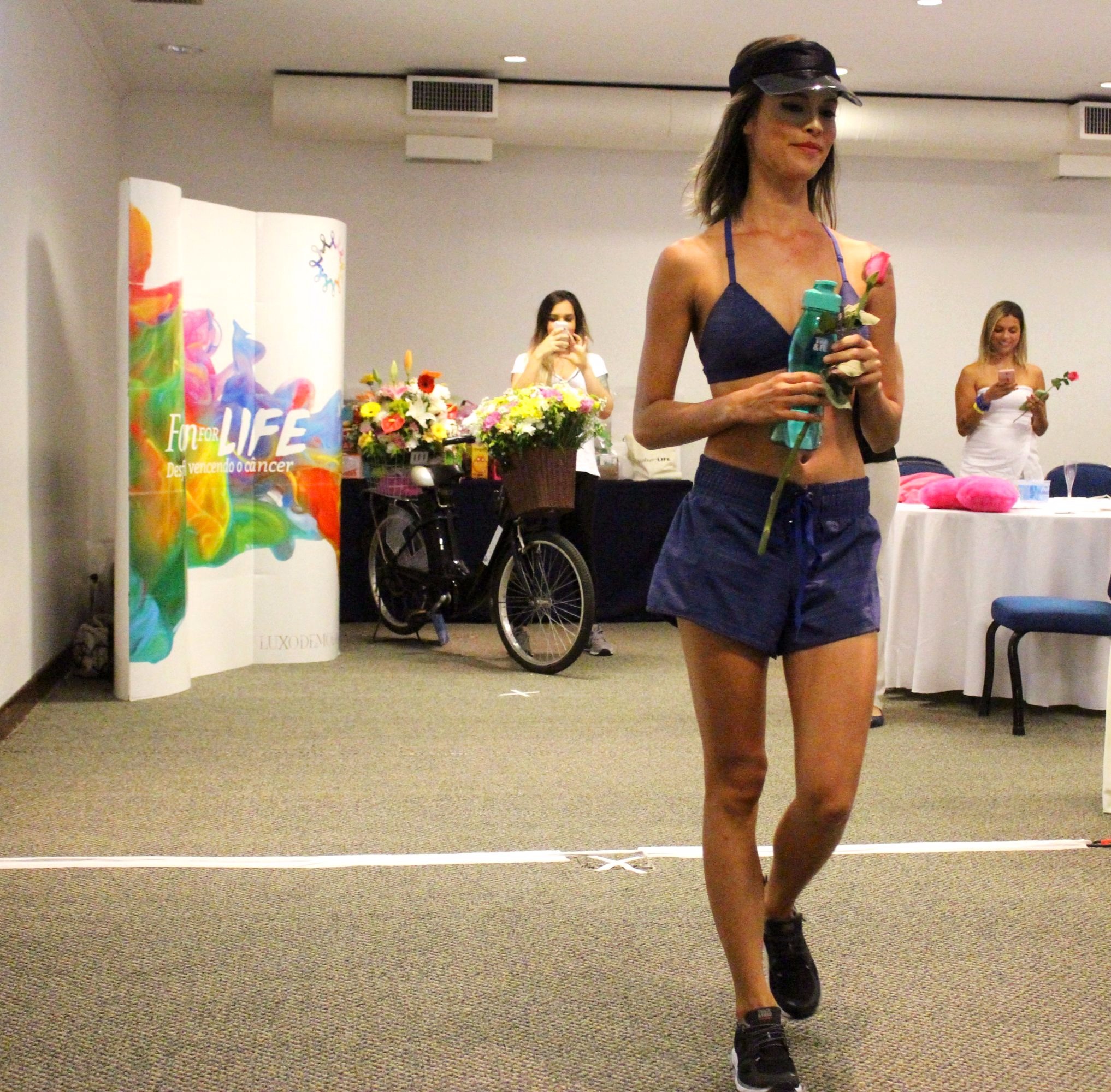 O desfile da Track&Field contou com a participação de pessoas que apoiam o Outubro Rosa no evento Fashion Life. (Foto: La Viagem)