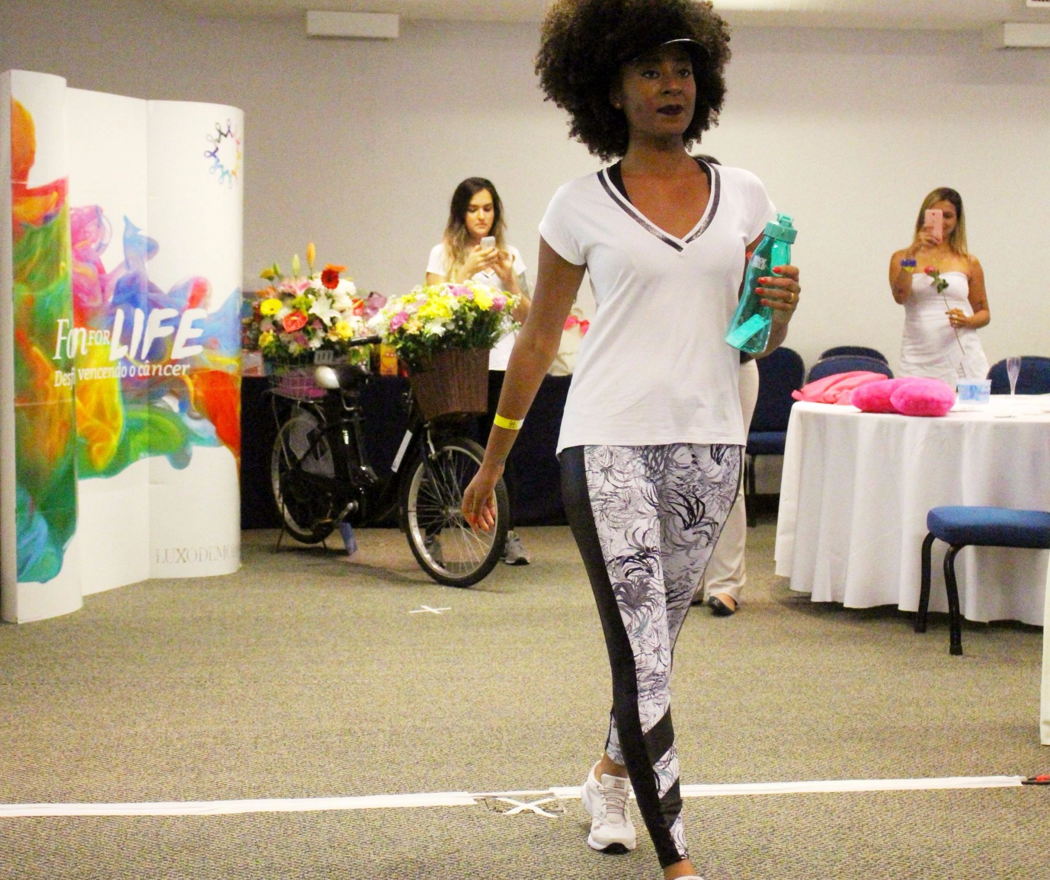 O desfile da Track&Field contou com a participação de Sabrina Camillo, YouTuber que trabalha o empoderamento feminino através dos cachos. (Foto: La Viagem)