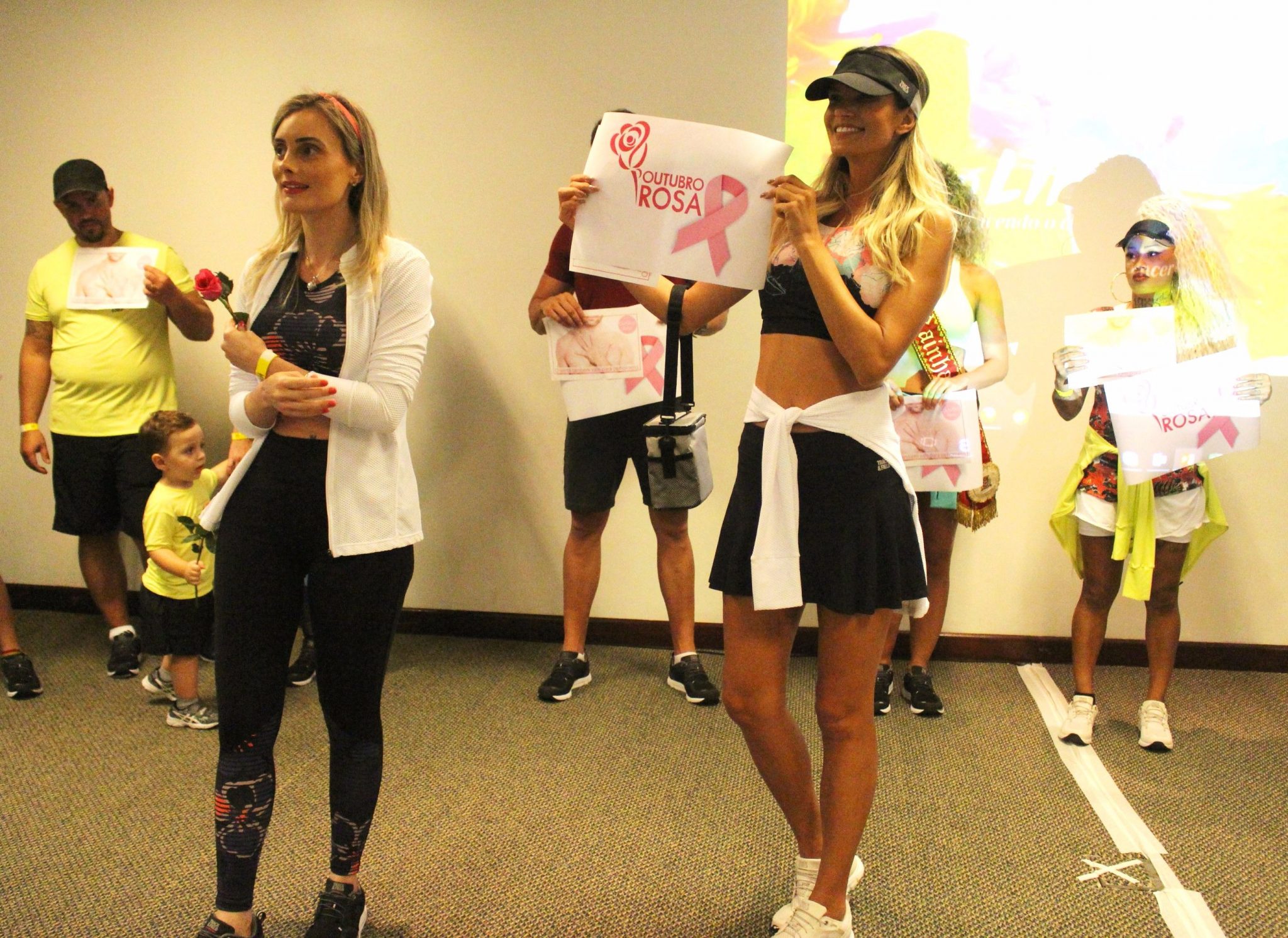 O desfile da Track&Field contou com a participação de pessoas que apoiam o Outubro Rosa no evento Fashion Life. (Foto: La Viagem)