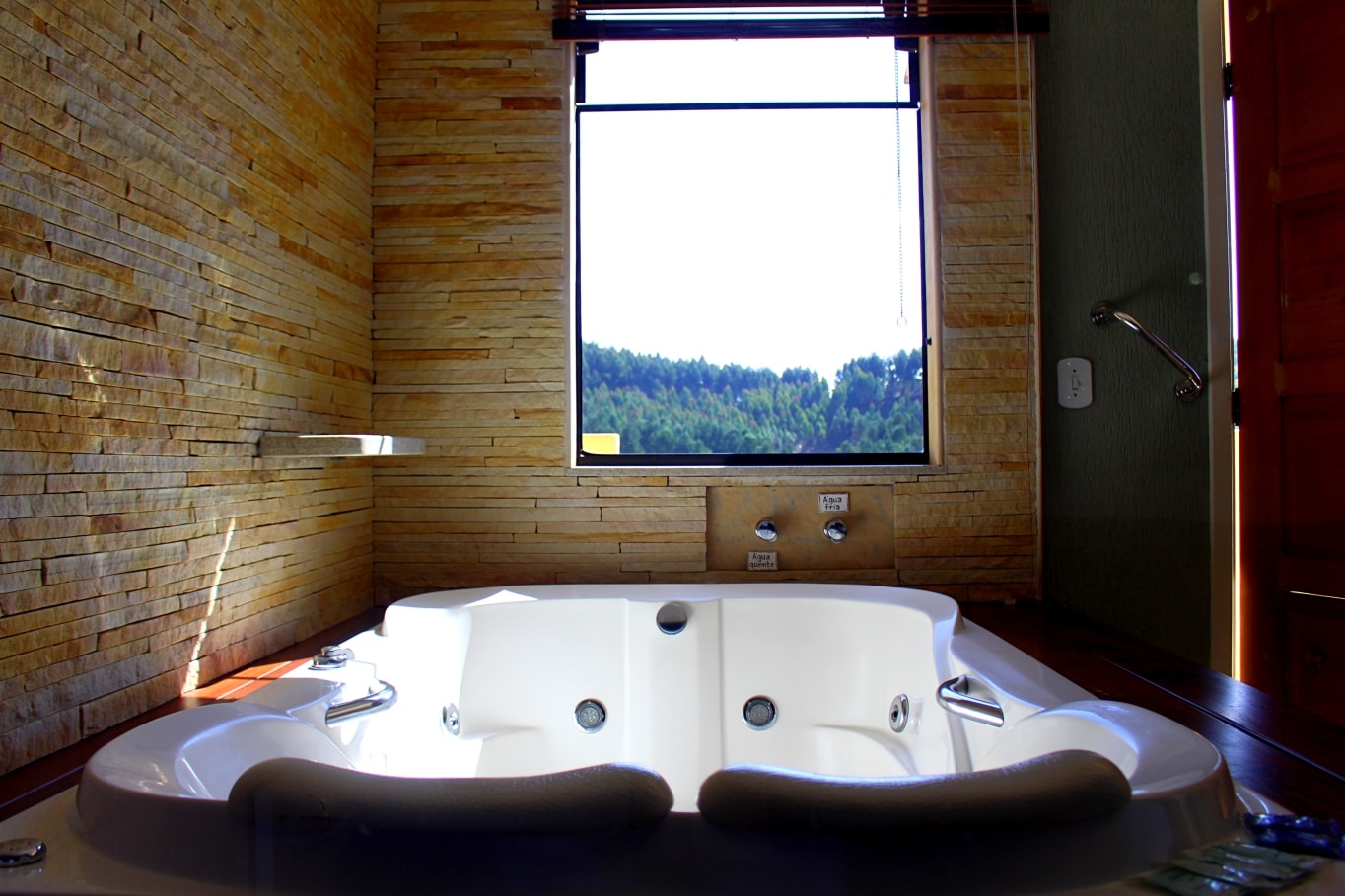 Hidromassagem com vista para as montanhas na Suíte Amolité Super Luxo. (Foto La Viagem)