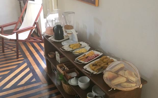 O cafe da manhã do hostel apresenta variedade de alimentos. (Divulgação: Porto das Palmeiras Hostel)
