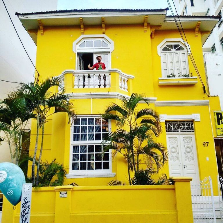 O Fachada do Porto das Palmeiras Hostel construído dentro uma casa Colonial, em Salvador. (Divulgação: Porto das Palmeiras Hostel)