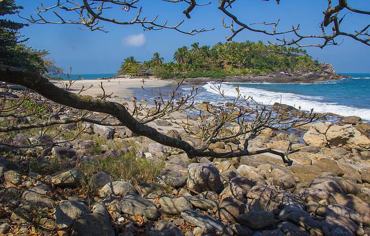 A Praia das Calhetas abriga um morro e duas prainhas (Divulgação/Internet)