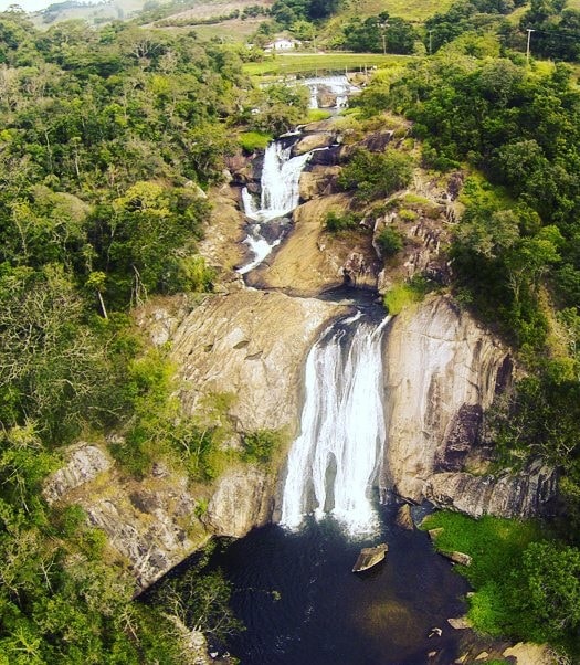 A cachoeira do Pimenta é uma das atrações turísticas mais famosa da cidade com uma paisgem incrível. (Divulgação/Internet)