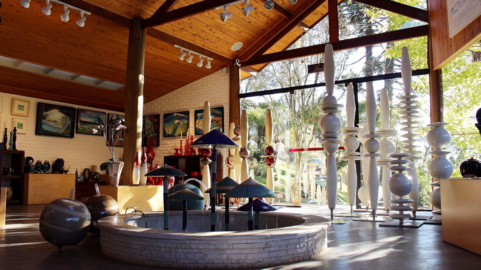 A arquitetura da galeria Unger’s Pottery House mescla natureza e sofisticação. (Foto: La Viagem)