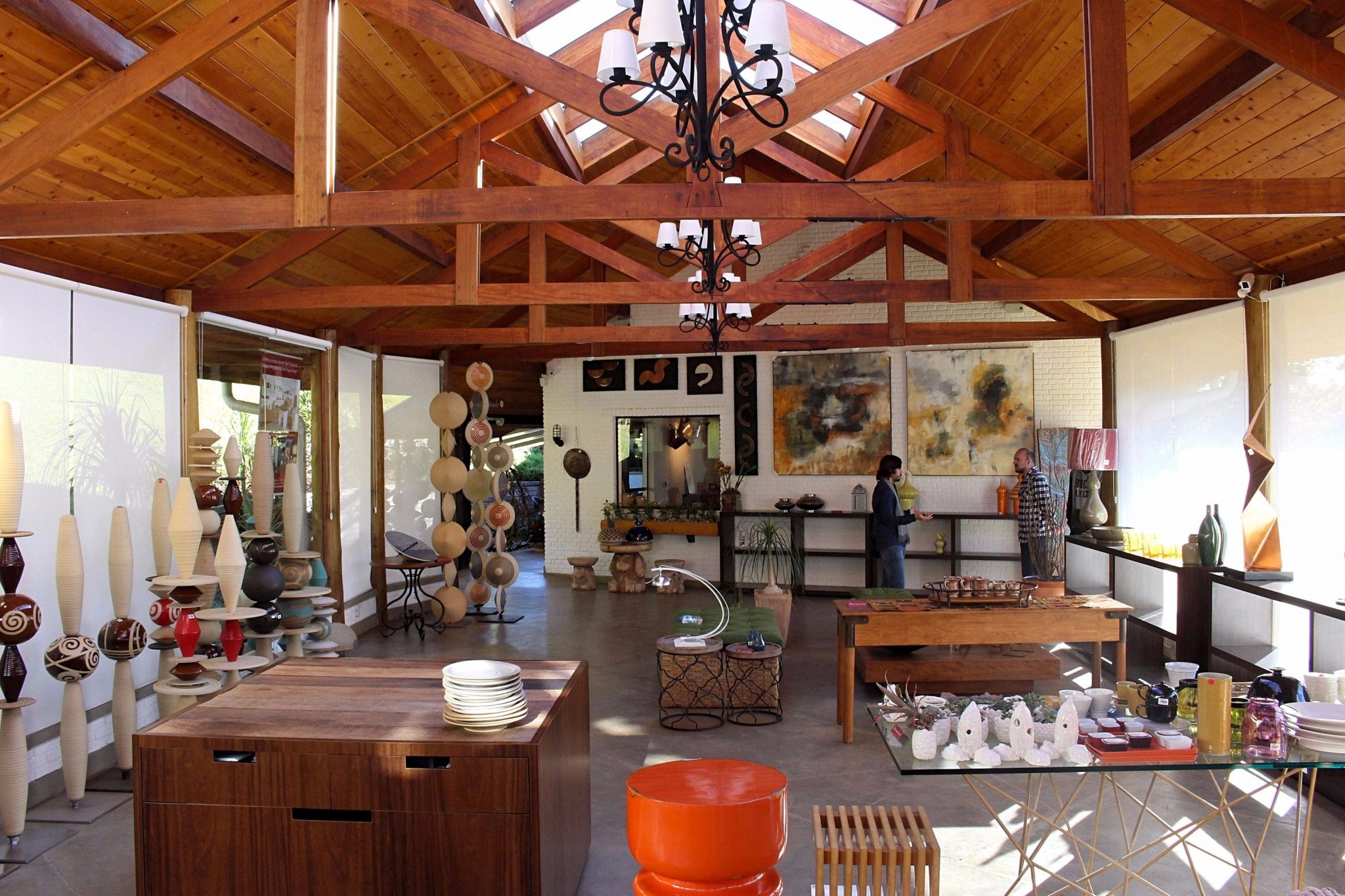 Vários objetos decorativos e utilitários estão à venda na galeria Unger’s Potte House. (Foto La Viagem)