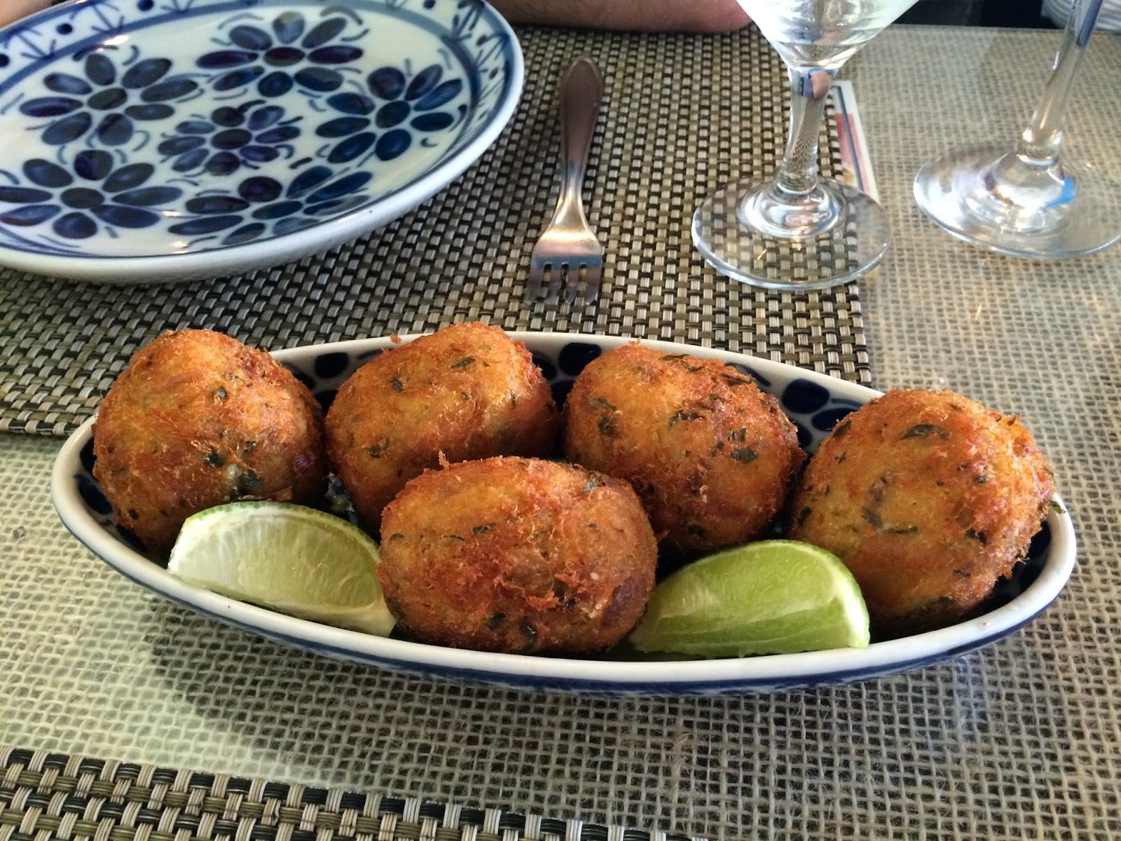 O Bolinho de bacalhau é uma ótima pedida para degustar a cultura portuguesa na Quinta do Olivardo, em São Roque. (Foto: La Viagem)