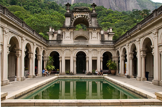 O café da manhã acontece na varanda de um palacete do início do século XX localizado no Jardim Botânico. (Divulgação/Internet)