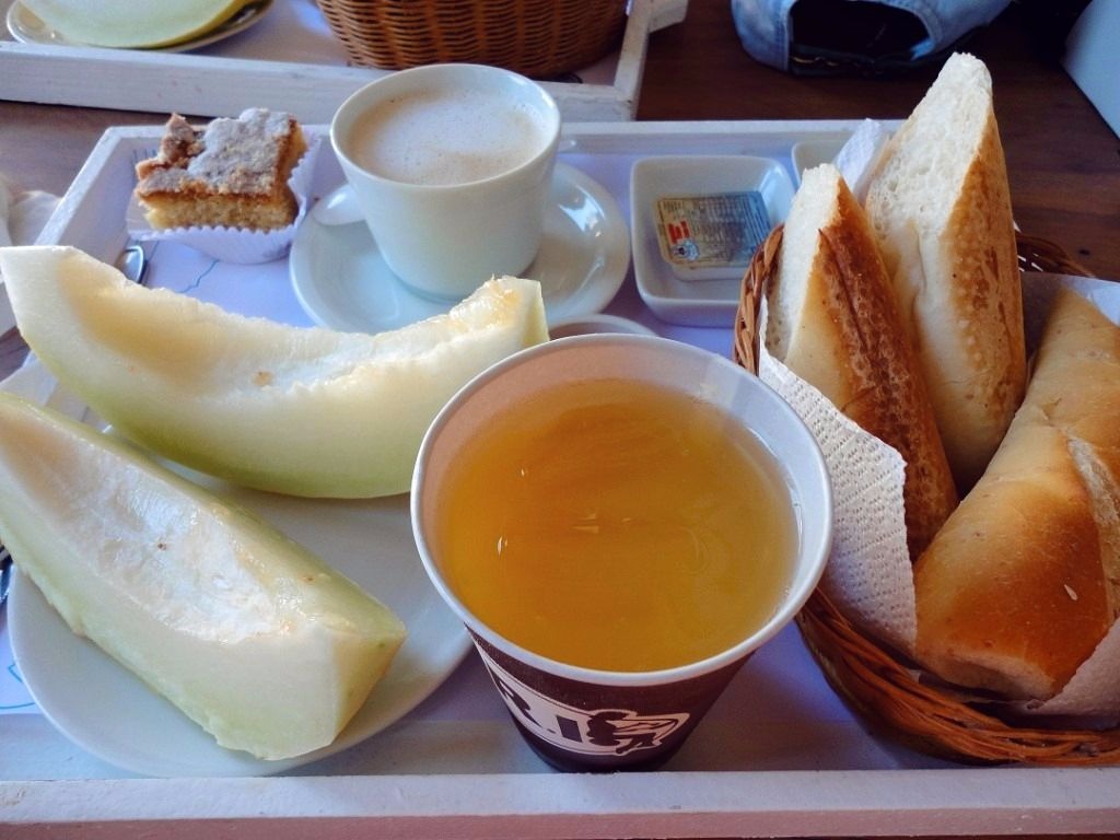 O café é realizado no pátio central da mansão, à beira da piscina. (Divulgação/Internet)