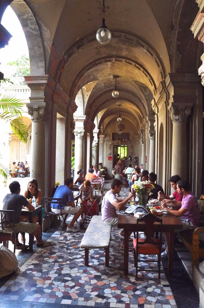 O café da manhã acontece na varanda de um palacete do início do século XX localizado no Jardim Botânico. (Divulgação/Internet)
