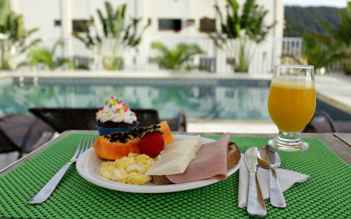 Variedade do Café da Manhã com vista para piscina. (Foto: La Viagem)