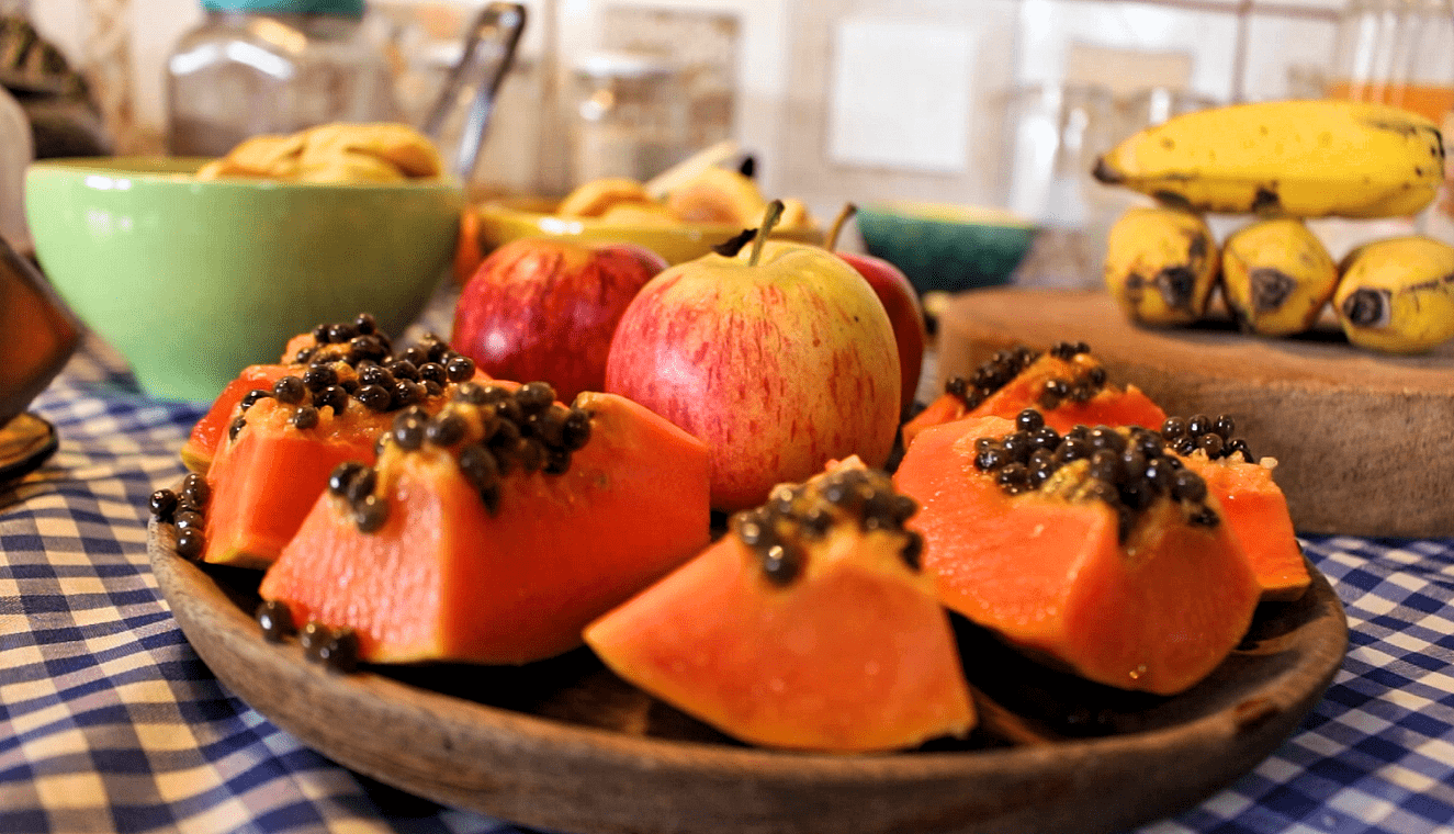 O Café da Manhã na Hospedaria Vida na Roça em São Bento do Sapucaí tem bastante opções de frutas, bebidas e quitutes. (Foto: La Viagem)