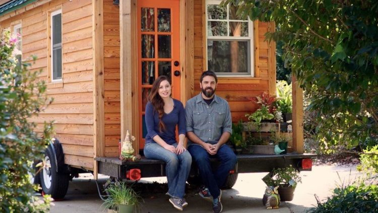 Casal constrói micro casa e viajam nela atrás de histórias inspiradoras