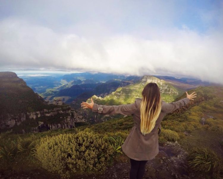 A brasileira que viaja o mundo de carona e com 15 reais por dia