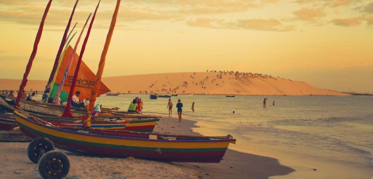 Jericoacoara está entre as dez praias mais bonitas do planeta e, apesar de sua fama correr o mundo, o ritmo de vida na antiga vila de pescadores continua o mesmo (Divulgação / Foto: Guia Brasil)