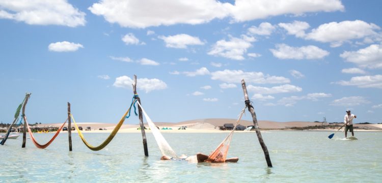Jericoacoara está entre as dez praias mais bonitas do planeta e, apesar de sua fama correr o mundo, o ritmo de vida na antiga vila de pescadores continua o mesmo (Divulgação)