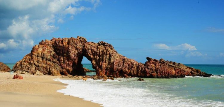 Jericoacoara está entre as dez praias mais bonitas do planeta e, apesar de sua fama correr o mundo, o ritmo de vida na antiga vila de pescadores continua o mesmo (Divulgação)