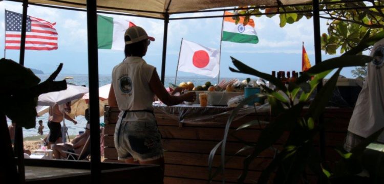 Quiosques e restaurantes são servios disponíveis na Praia do Sino no Norte de Ilhabela. (Foto: La Viagem)