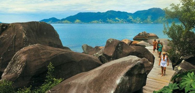 A pedra da praia do Sino no Norte de Ilhabela. (Foto: La Viagem)