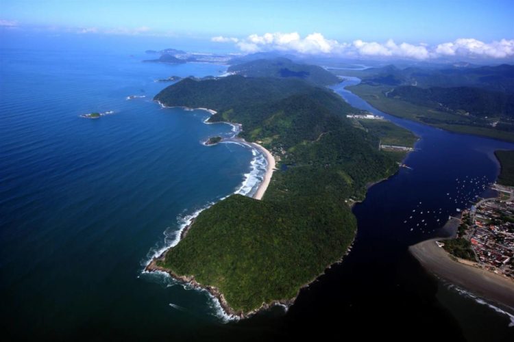 Conheça 4 praias de fácil acesso e puro contato com a natureza no Guarujá, litoral de São Paulo