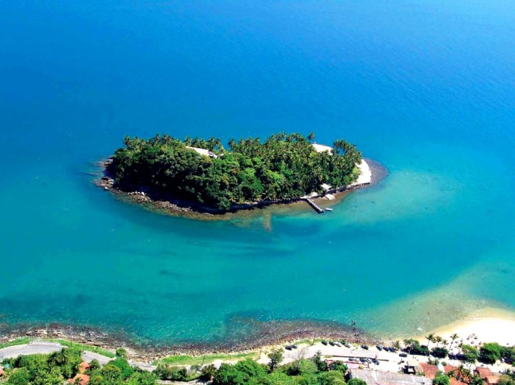Praia das Pedras Miúdas: Um mergulho ao encontro a estátua de Netuno