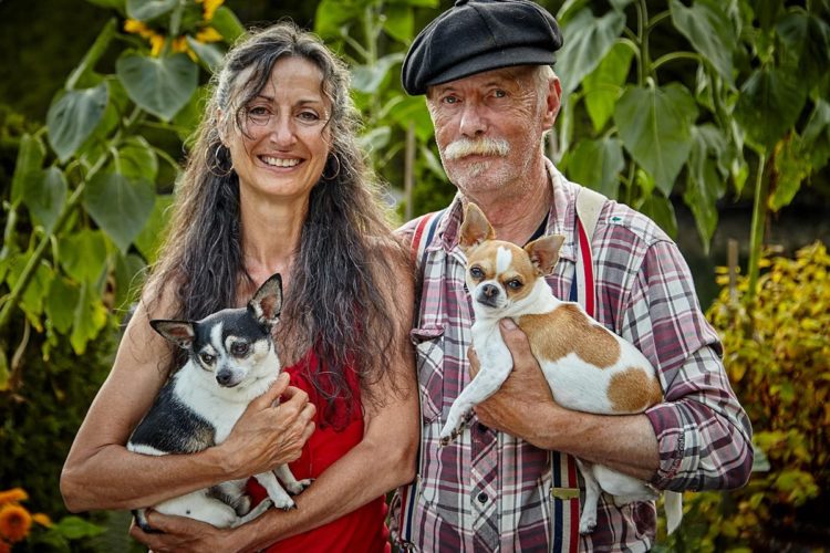 Casal cria ilha flutuante totalmente sustentável e vive em pequeno paraíso há 24 anos