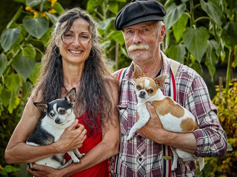 Casal cria ilha flutuante totalmente sustentável e vive em pequeno paraíso há 24 anos