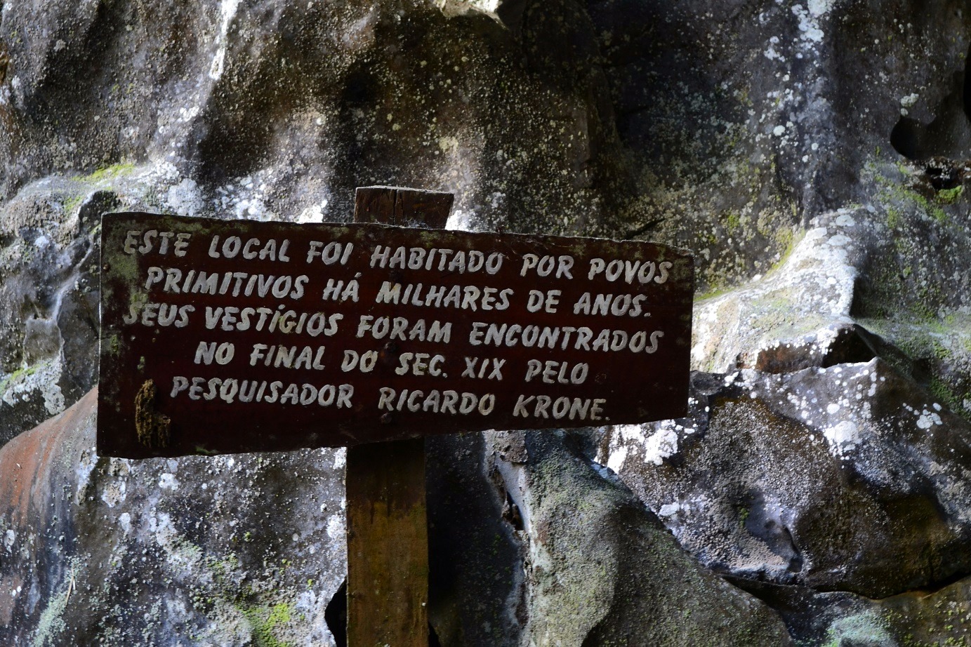 Informação sobre os primitivos que habitavam a Caverna do Morro Preto, em Petar, no Vale do RIbeira (Divulgação / Internet)