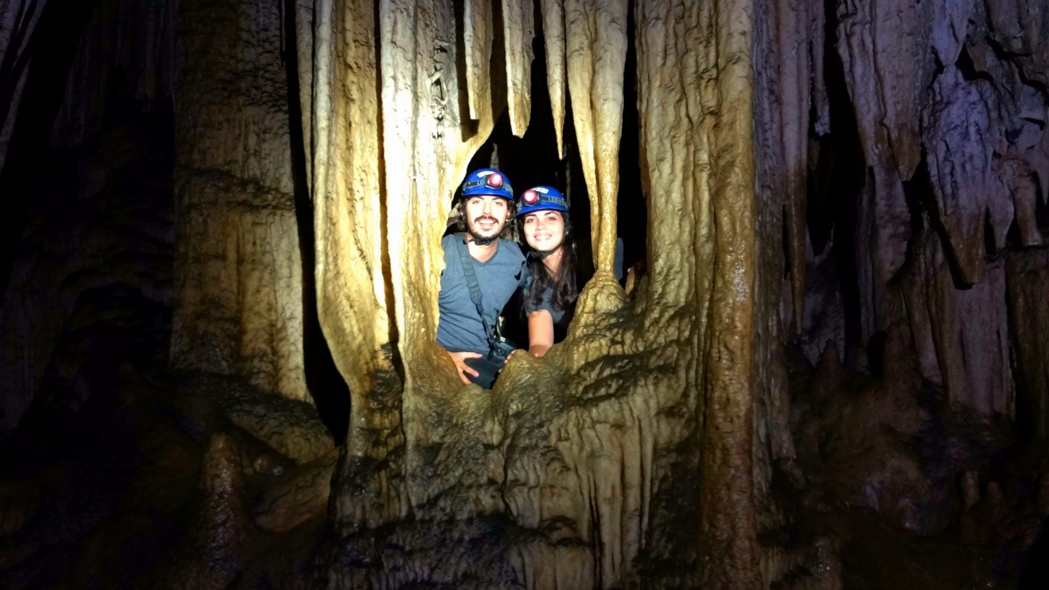 Pausa para foto dentro da Caverna de Santana (Divulgação / La Viagem)