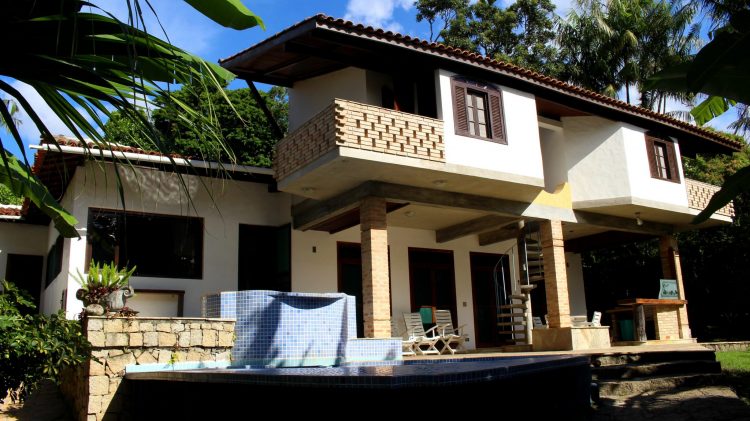 Hospedagem: Natureza e Arquitetura Rústica, conheça essa incrível casa em Ilhabela