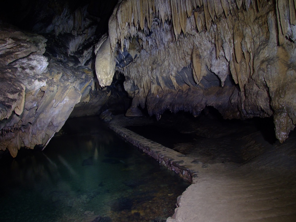As passagens contruídas que percorrem a Caverna de Santana, em Petar, no Vale do Ribeira (Divulgação / Internet)